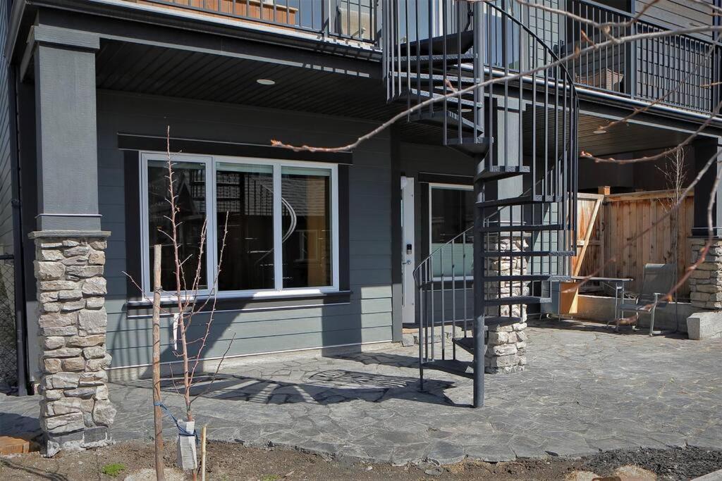 Apartment Private Guest In South Calgary